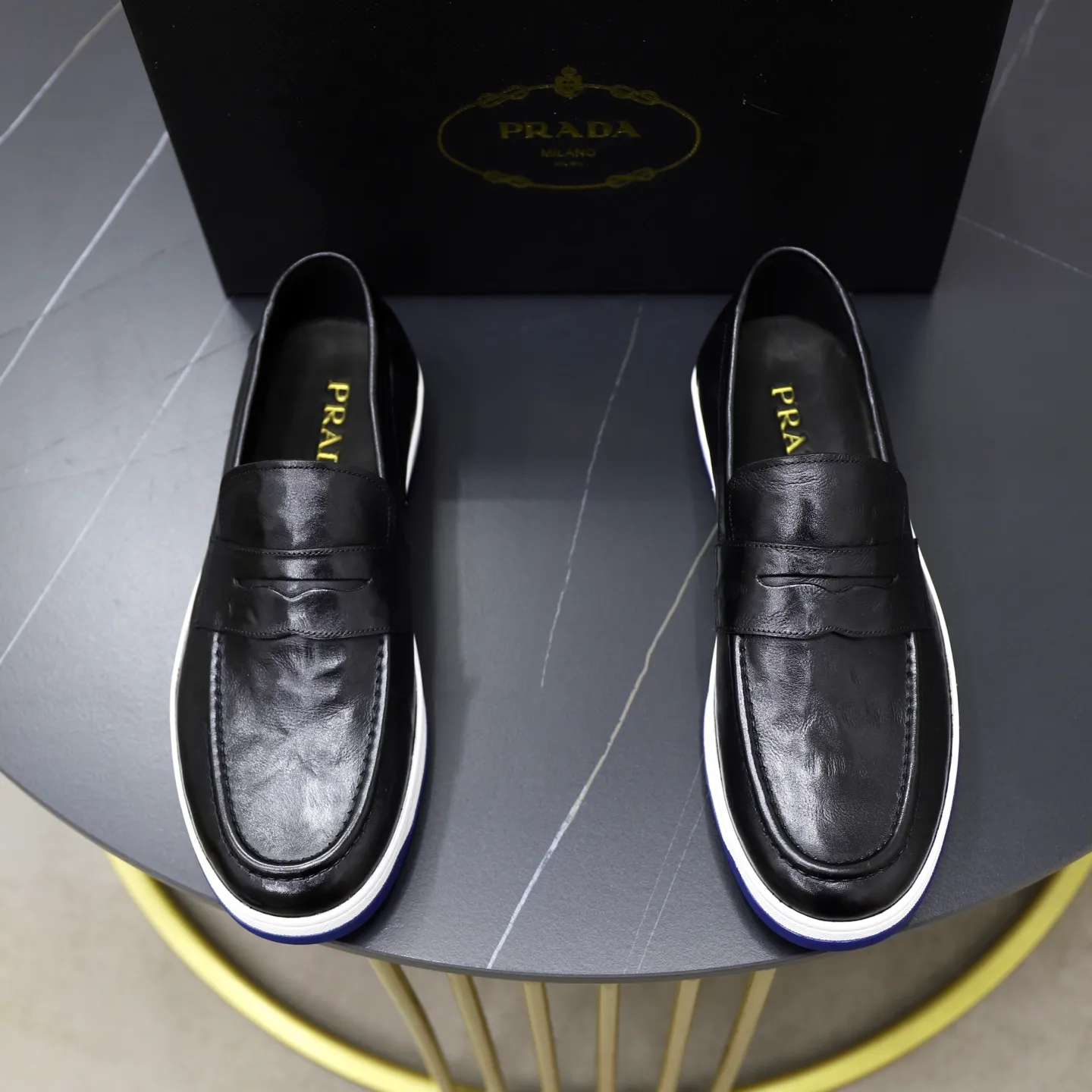 Factory price: 💰640 Prada classic men’s lace-up casual shoes | Imported cowhide upper | Upper stitching layered design, light and breathable | Soft and comfortable | Decorated with PRADA letters on the side | Distinctive sports style, showing the brand style | Lightweight concave and convex pattern rubber soles | Matched with cowhide foot pad lining | Excellent foot feel, fashionable and elegant | Size: 38-44 (45 customized)